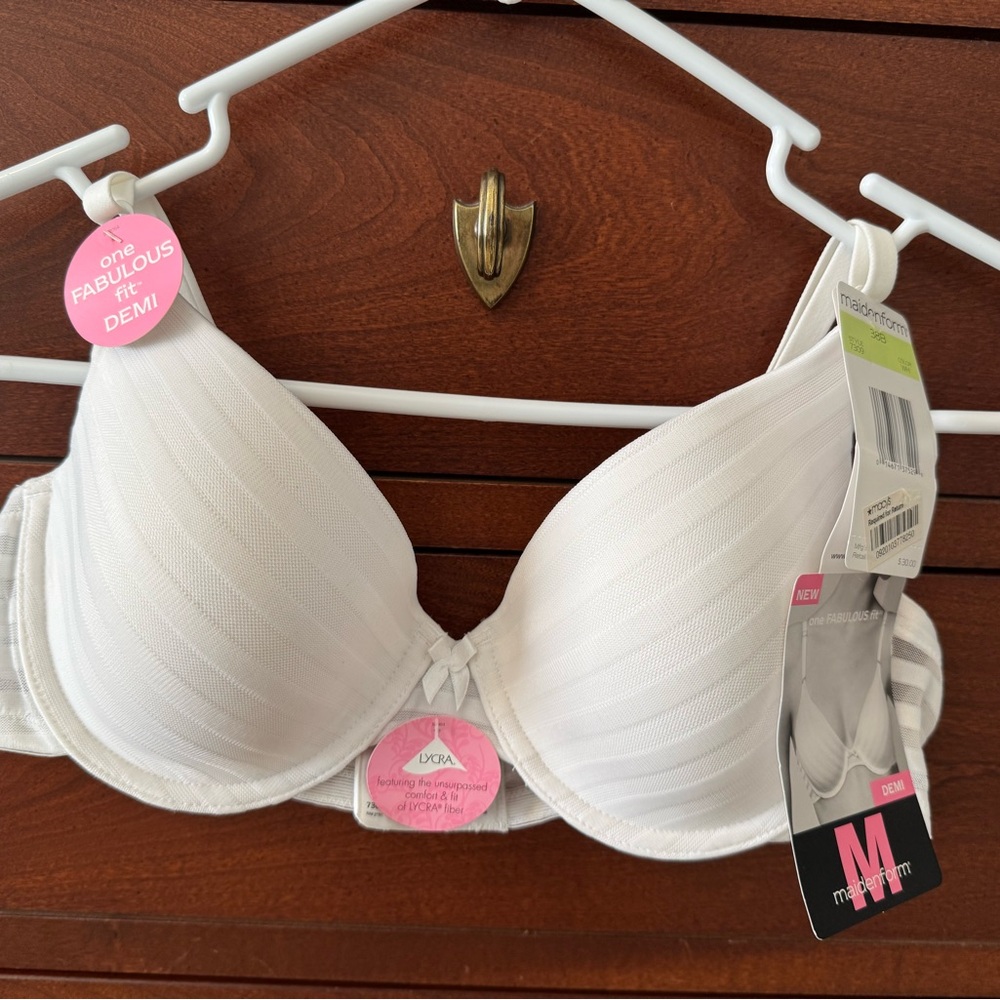 Maidenform White Padded Bra with Textured Fabric